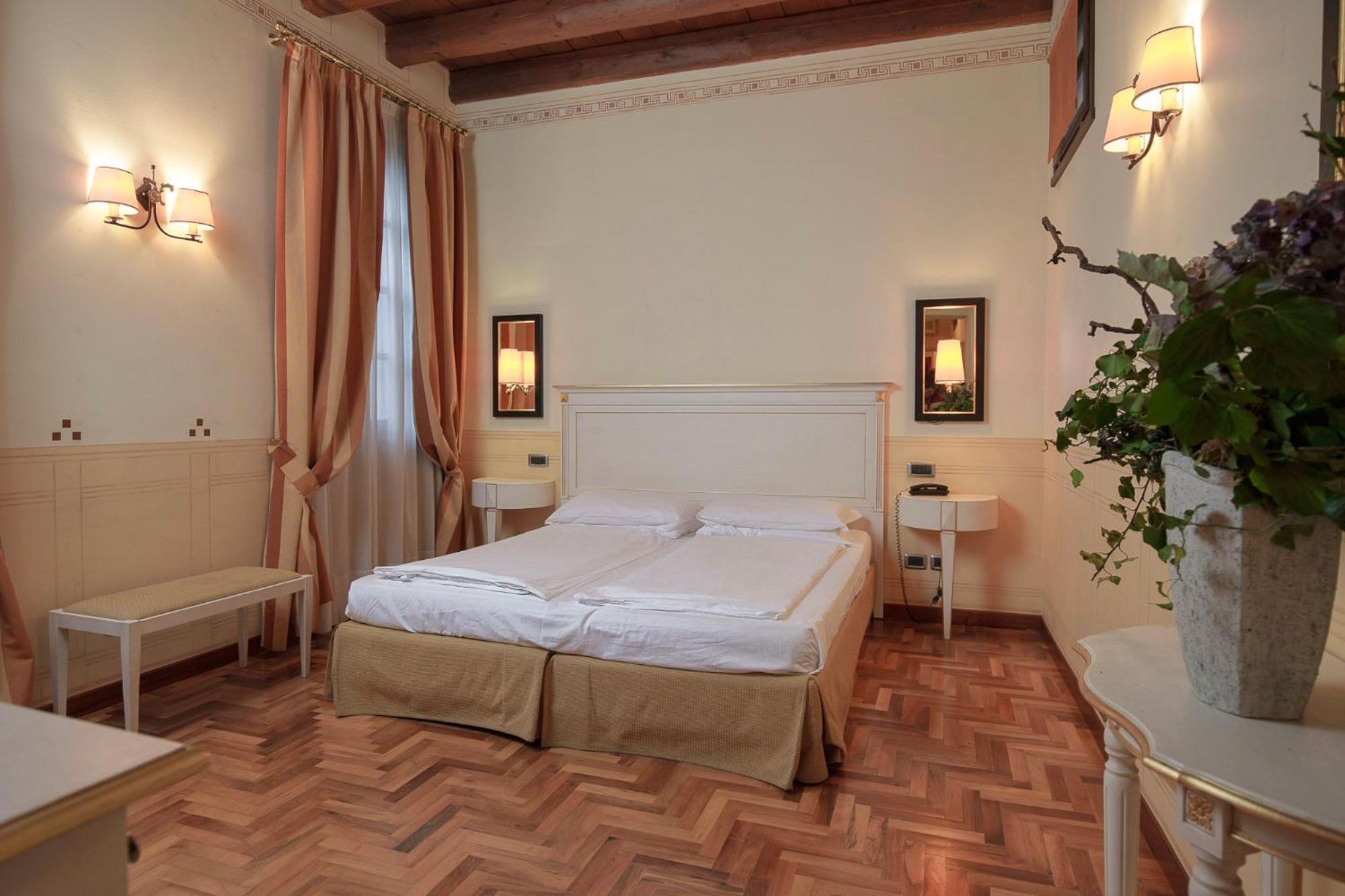 Hotel Villa Policreti Castello d'Aviano Exterior photo